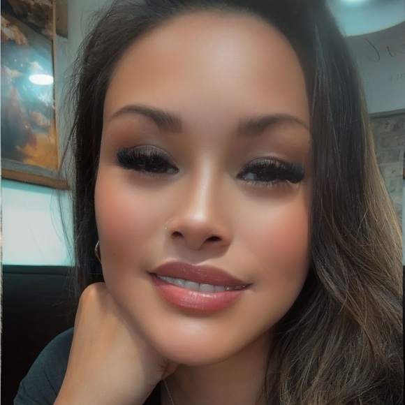 Hello! Welcome in! Meet your posher Rvelez 🎀 - Picture 1 of 4